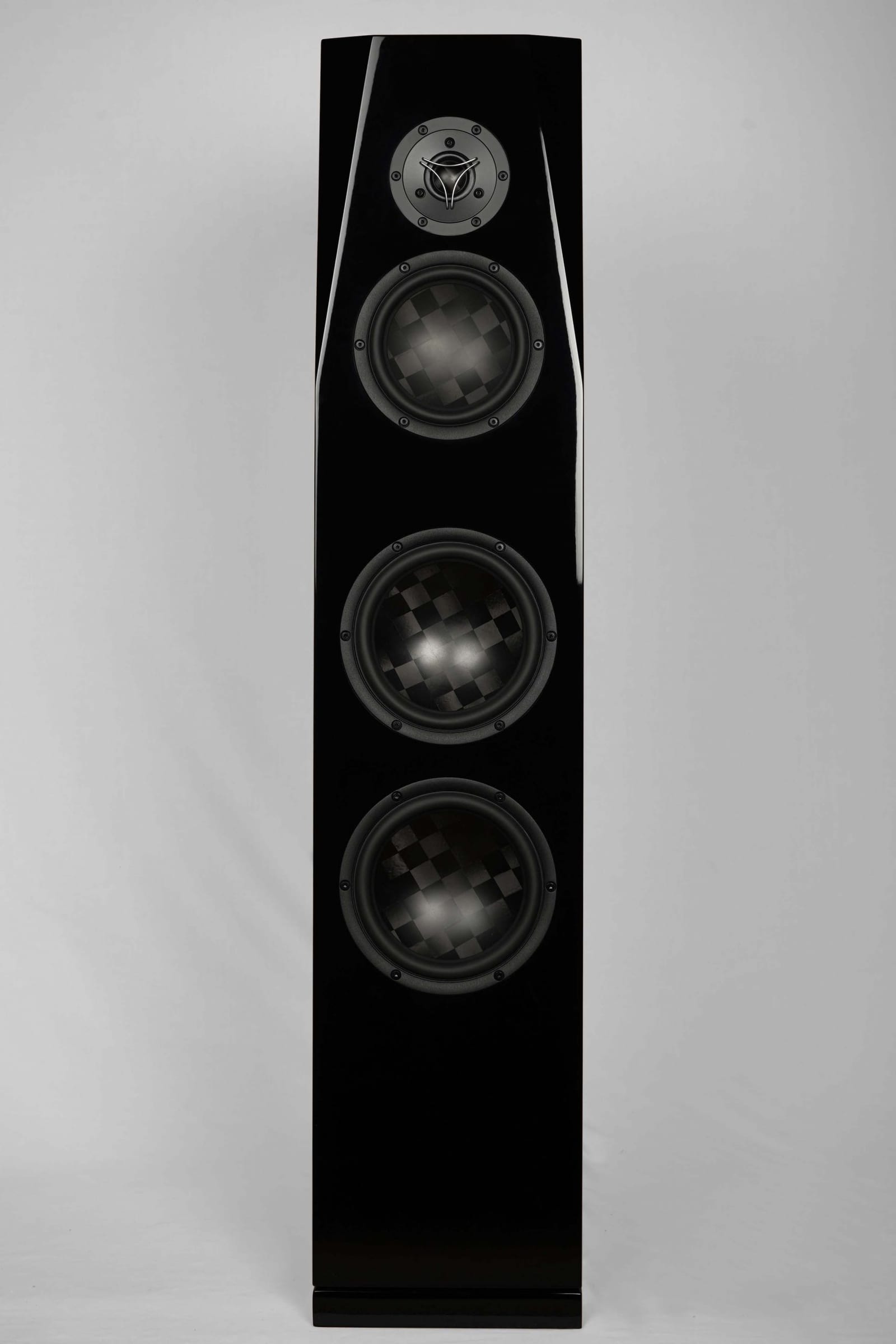 Sasandu TeXtreme floorstander in black gloss, straight on: a 29 mm TeXtreme dome tweeter on a black faceplate above a midrange and two woofers, every cone showing the checkerboard weave of spread-tow carbon.