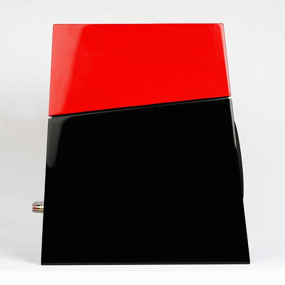 Tifa 6 in side profile, showing how the red top module and the black body lean forward together on a wedge-shaped cabinet.